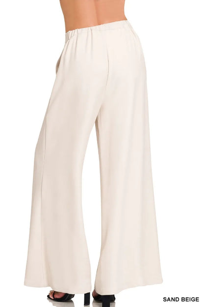 Close-up of the comfortable elastic waistband and integrated side pocket