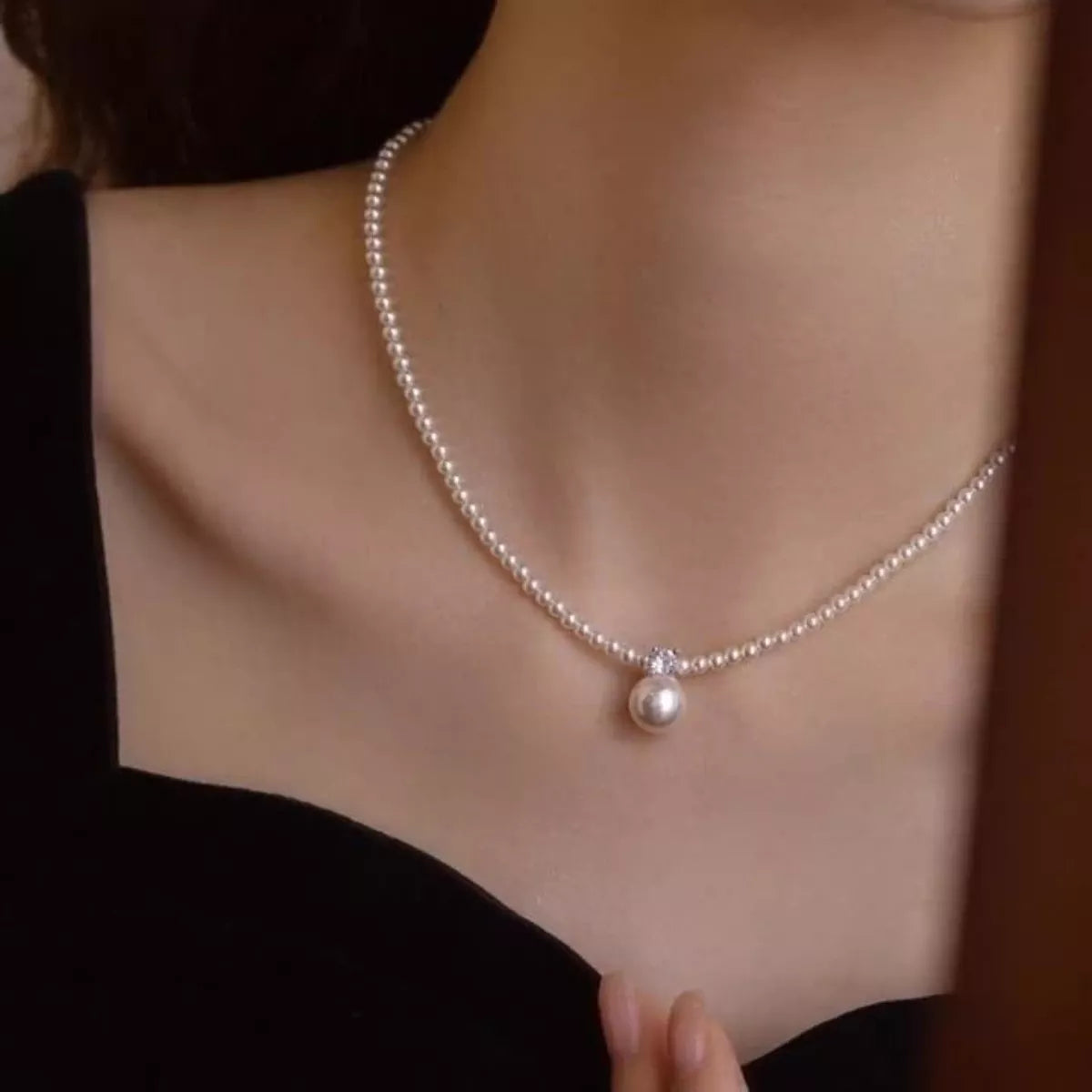 Close-up of the high-clarity synthetic pearl and the luminous polished silver finish